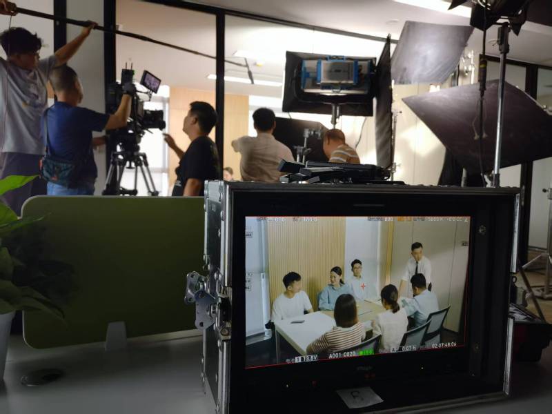德宏TVC拍摄公司：科技产品视觉化大师，诠释未来感与功能美学